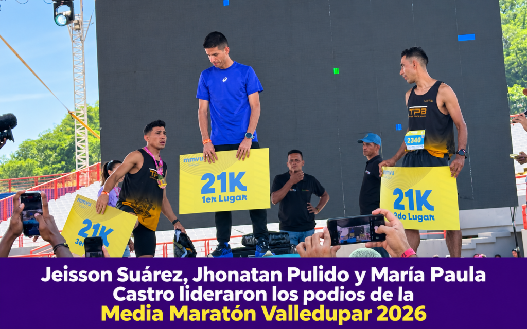 Podio masculino de 21K de la Media Maratón Valledupar 2026, con el titular de la nota sobre los ganadores.